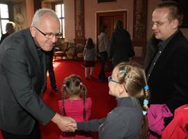 Dětští výherci Noci kostelů převzali ceny z rukou biskupa
